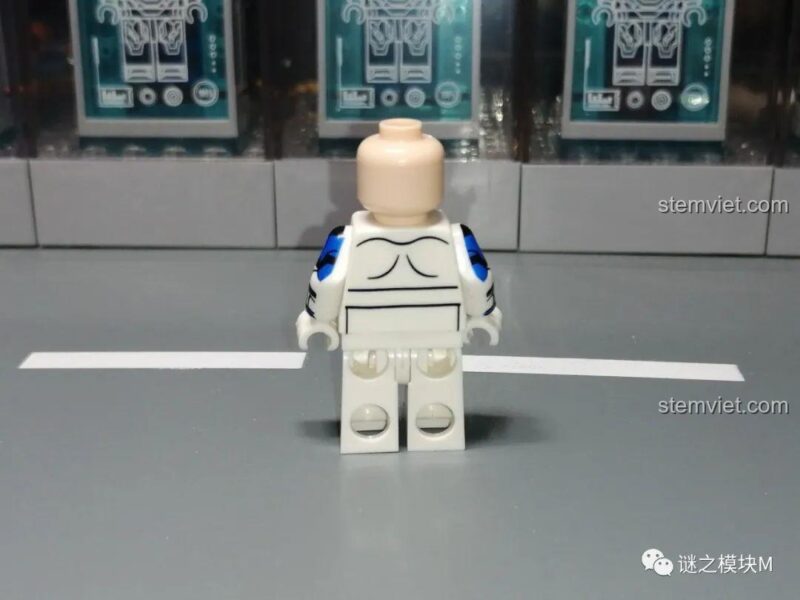 Góc nhìn bên của minifigure Gregor (XP-375) không có giáp.