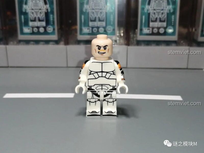 Mặt sau của minifigure KORUIT XP-377 với ba lô và chi tiết in.