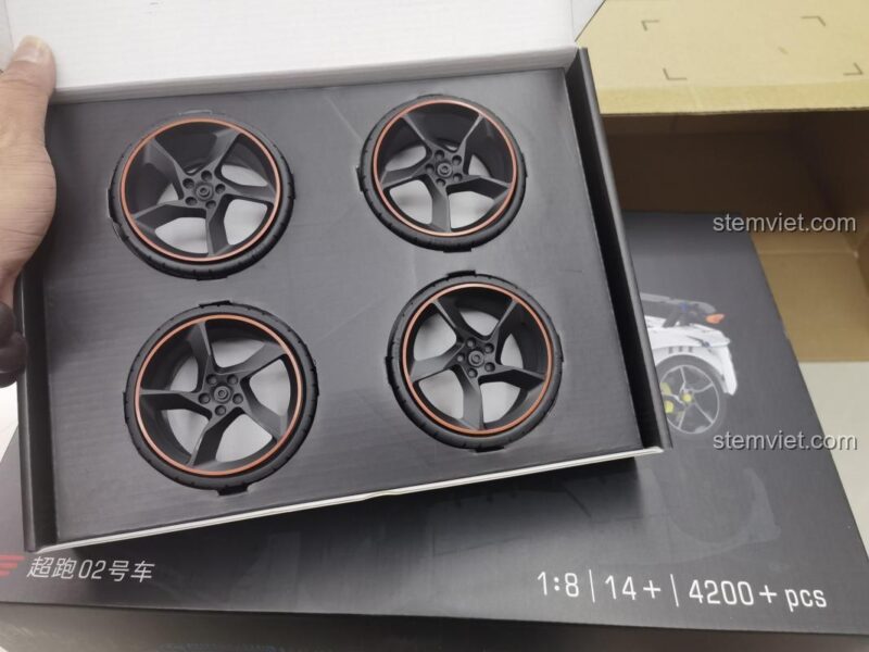 Hệ thống treo độc lập trước sau của đồ chơi mô hình 02, đảm bảo khả năng vận hành mượt mà.