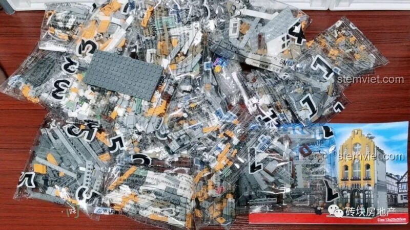 Các túi mảnh ghép được đánh số của bộ Leier 10003 Cửa Hàng Kem, sẵn sàng cho quá trình lắp ráp sáng tạo.