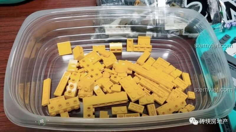 Các mảnh ghép màu vàng chất lượng cao của bộ Leier 10003, sẵn sàng để tạo nên mặt tiền rực rỡ cho Cửa Hàng Kem.