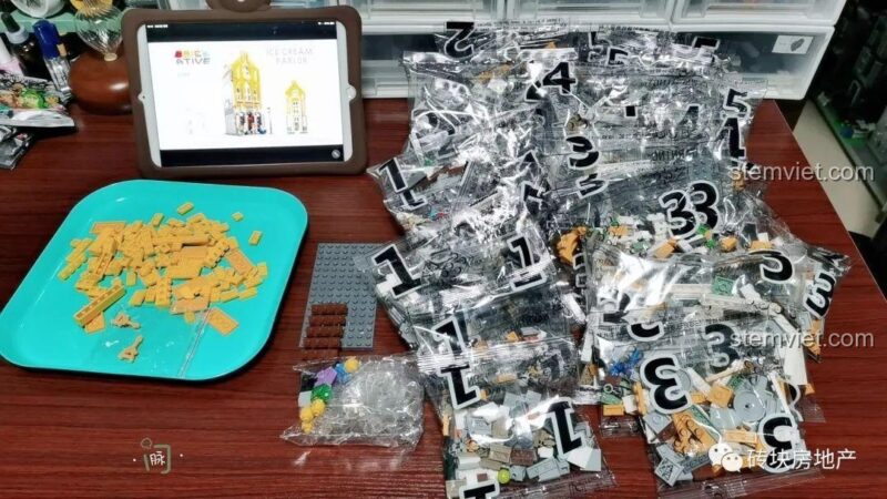 Quá trình chuẩn bị lắp ráp bộ đồ chơi xây dựng Leier 10003 với các túi gạch và sách hướng dẫn trên máy tính bảng.