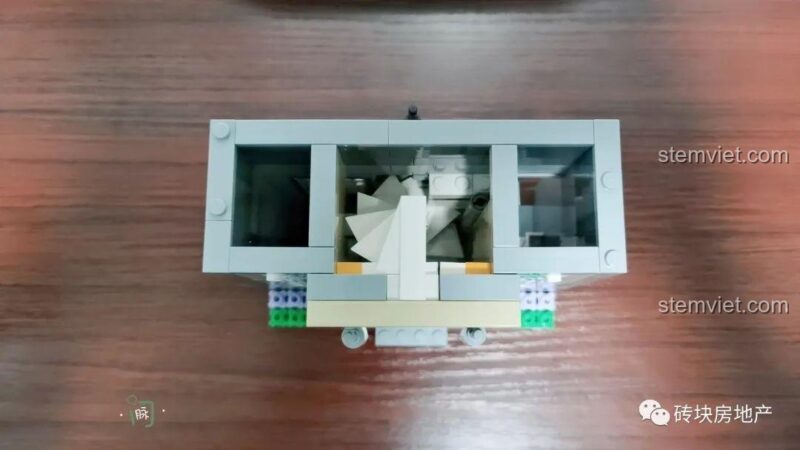 Mặt sau của tầng hai với cửa sổ và ban công nhỏ, một phần của bộ Tòa nhà kiến trúc châu Âu Leier 10003.