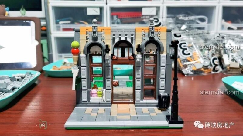 Các mảnh ghép màu cát được phân loại để chuẩn bị lắp ráp cho bộ đồ chơi mô hình Leier 10003.