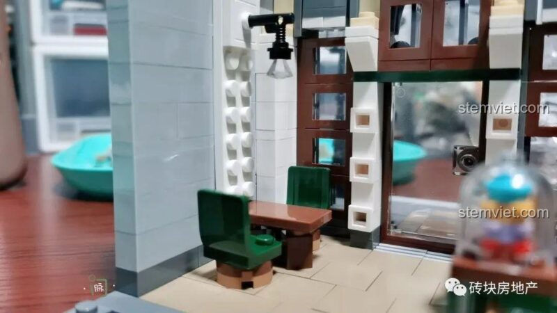 Nội thất chi tiết bên trong cửa hàng kem với quầy hàng, máy làm kem và các vật dụng trang trí.