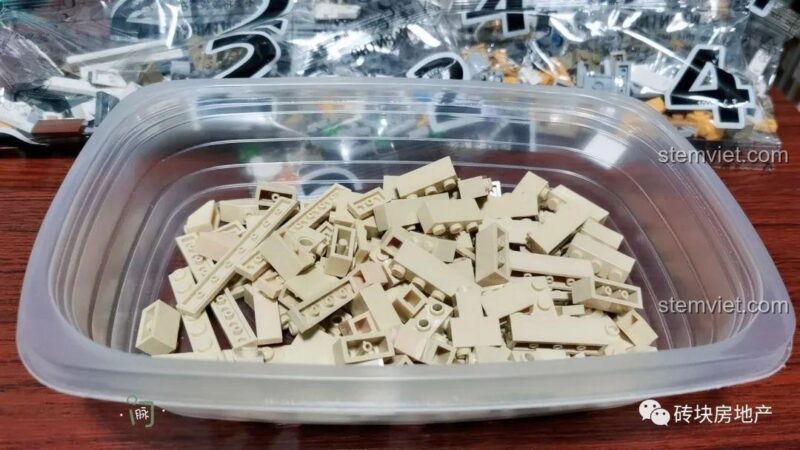 Danh sách các mảnh ghép màu cát và xám đậm cần thiết cho các bước tiếp theo của bộ Leier 10003.