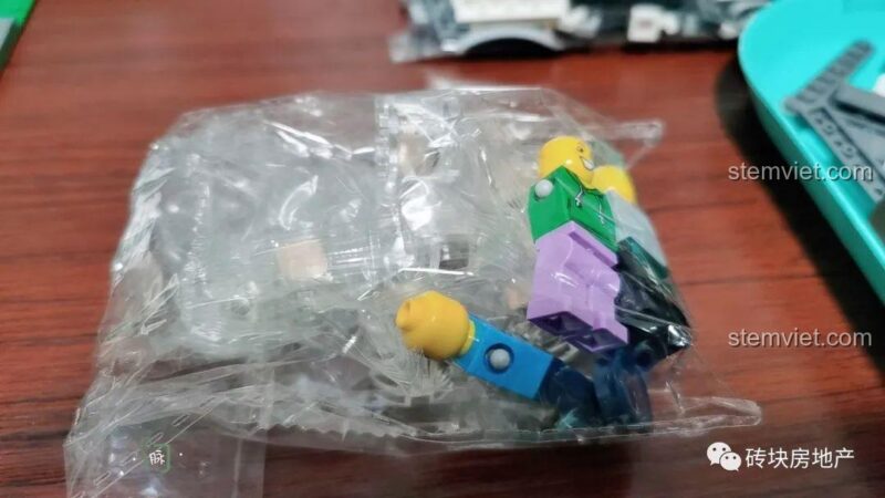 Các minifigures đi kèm trong bộ đồ chơi mô hình Leier 10003 được đóng gói cẩn thận trong túi nhựa.