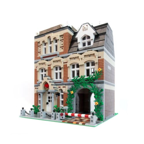 Mặt trước của bộ lắp ghép Bệnh viện thành phố Leier 10007, một mô hình kiến trúc cổ điển chi tiết dành cho con trai 8 tuổi.
