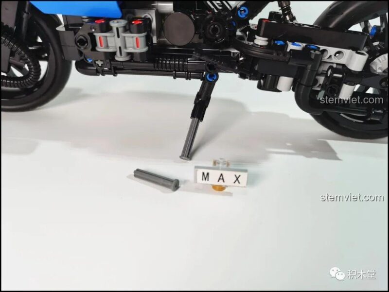 Chi tiết chân chống của đồ chơi lắp ráp Xe cảnh sát BMW R1200GS, được cải tiến để mô hình đứng vững hơn, chất lượng cao.
