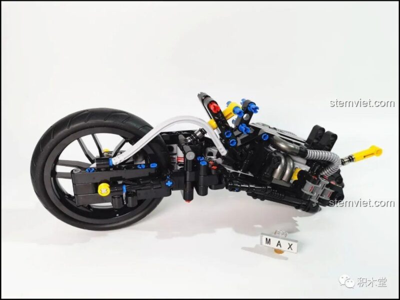 Hệ thống treo trước đặc biệt của xe cảnh sát BMW R1200GS 008, thể hiện kỹ thuật lắp ráp tiên tiến, bền bỉ.