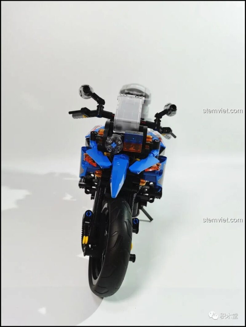 Mô hình hoàn chỉnh Leier Xe cảnh sát BMW R1200GS, góc nhìn tổng thể, chi tiết sắc nét, phù hợp trưng bày.