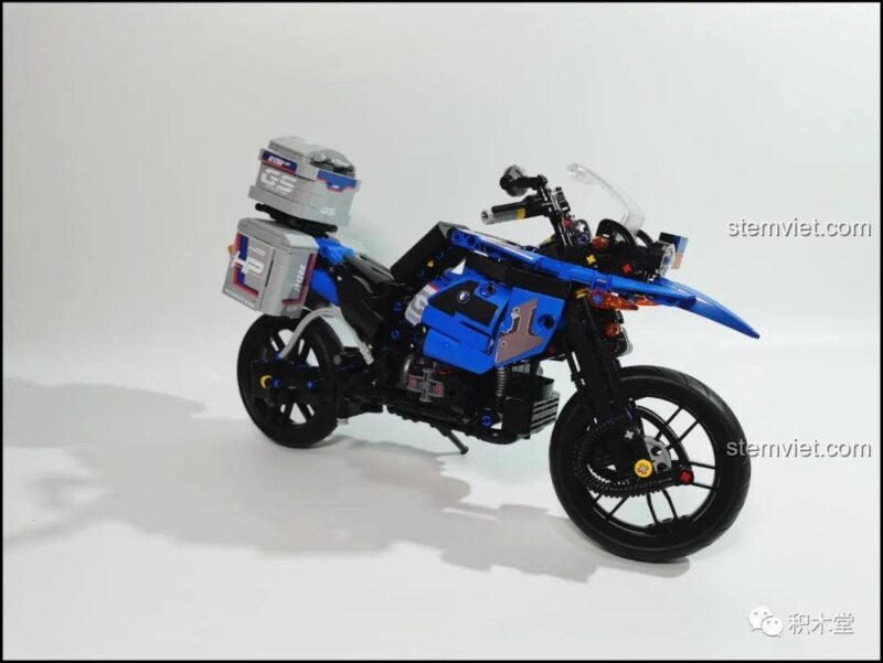 Góc nhìn khác của bộ lắp ghép 50008 Mô tô tuần tra BMW R1200GS Rallye, thể hiện vẻ đẹp mạnh mẽ, đồ chơi mô hình chất lượng cao.