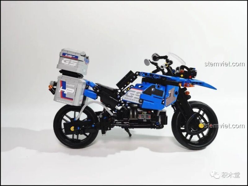 Mô hình Leier 50008 Mô tô tuần tra BMW R1200GS Rallye từ phía trước, chi tiết đèn pha và kính chắn gió, rất chân thực.