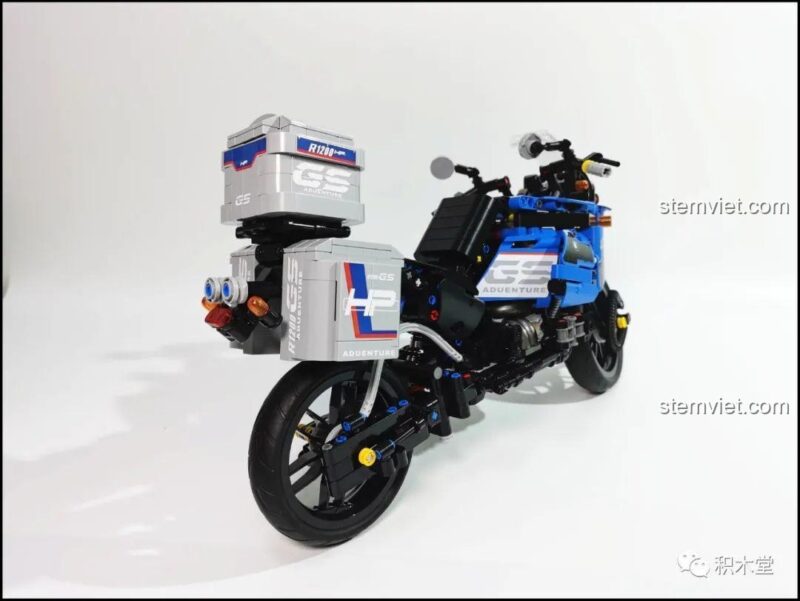 Góc nhìn phía sau của đồ chơi mô hình Xe mô tô BMW R1200GS, thể hiện chi tiết ống xả và đèn hậu, phù hợp bé trai 8 tuổi.