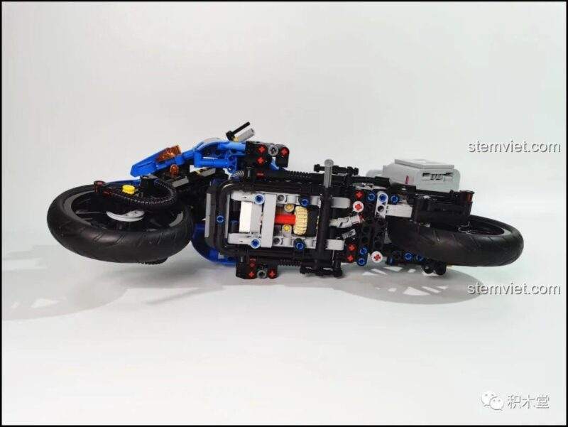 Khung gầm và chi tiết dưới đáy của bộ xếp hình Mô hình xe máy BMW R1200GS, cho thấy cấu trúc kỹ thuật phức tạp, đáng tiền.
