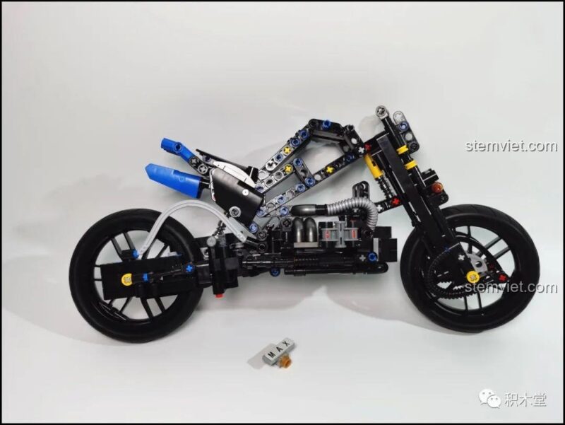 Mô hình bộ lắp ghép Xe mô tô BMW R1200GS đang trong quá trình lắp ráp, cho thấy cấu trúc khung sườn chắc chắn, phù hợp bé trai 8 tuổi.