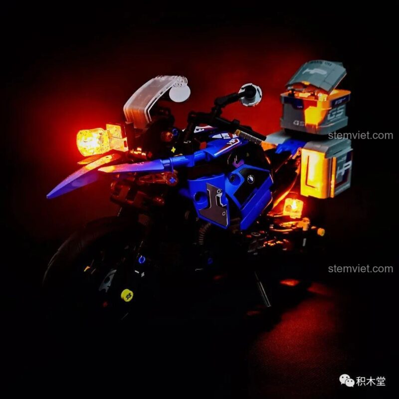 Ảnh nghệ thuật của đồ chơi mô hình Xe mô tô BMW R1200GS 50008, thể hiện vẻ đẹp và sự mạnh mẽ của mô hình, đáng tiền.