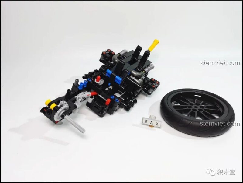 Hệ thống truyền động trục độc đáo của mô hình xe máy BMW R1200GS Leier, mang lại trải nghiệm lắp ráp chân thực, đáng giá.