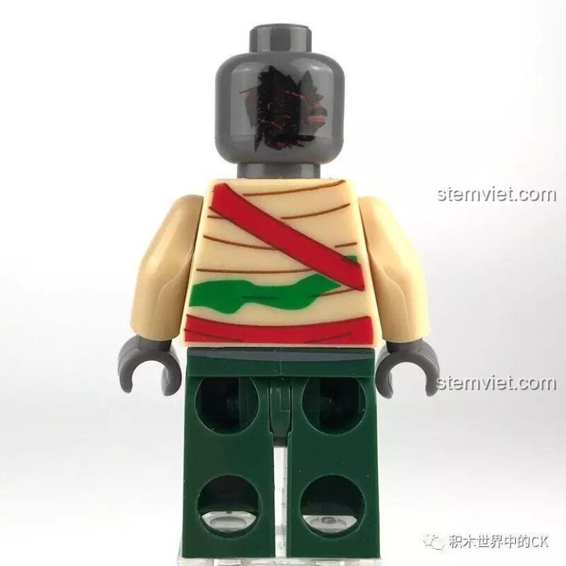 Mặt sau của minifigure Zombie với vết rách lớn màu đỏ.