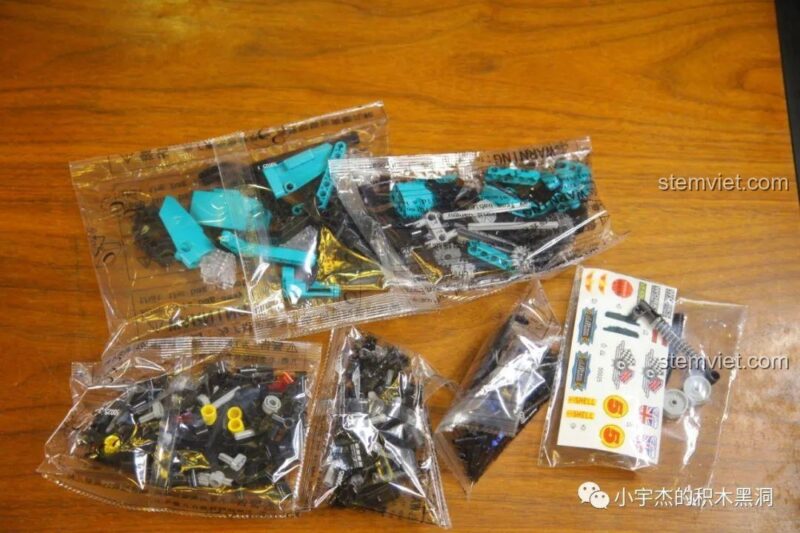 Các túi chi tiết, sticker và phụ kiện của bộ lắp ráp Xe mô tô cổ điển 50025.