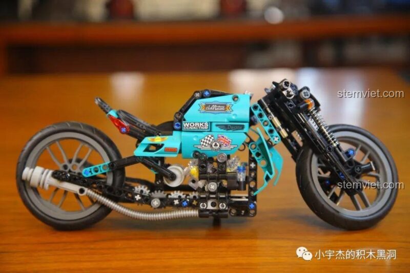 Góc nhìn ngang của mô hình lắp ráp Xe máy Cafe Racer Lucky Star 50025, khoe trọn bộ khung và động cơ.