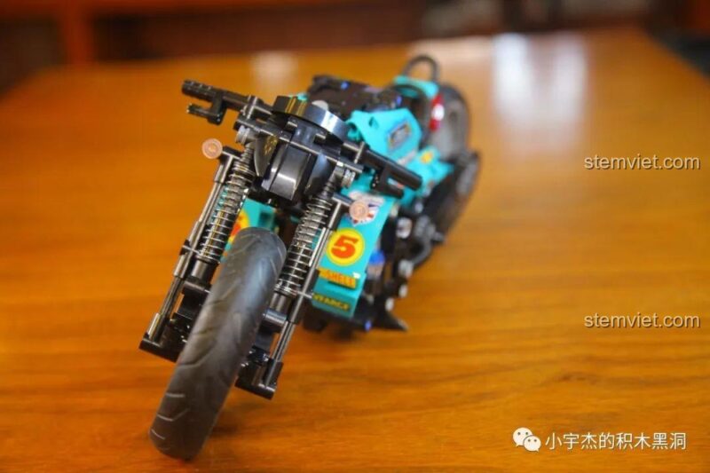 Góc nhìn từ phía trước của đồ chơi mô hình technic Xe mô tô cổ điển 50025.