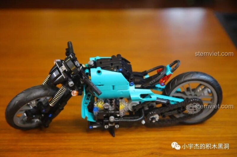 Mô hình Xe máy Cafe Racer Lucky Star 50025 đã hoàn thành việc lắp ráp, chuẩn bị dán sticker.