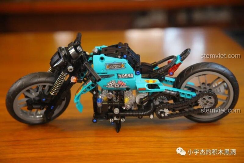 Mô hình xe mô tô cổ điển 50025 sau khi đã được dán sticker, trông cực kỳ bắt mắt và chi tiết.
