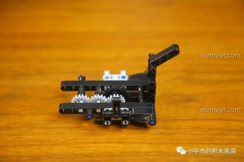 Quá trình lắp ráp khung và động cơ của bộ đồ chơi mô hình Xe mô tô cổ điển 50025.