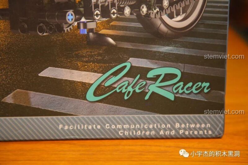Logo Cafe Racer trên hộp bộ xếp hình Lucky Star 50025, một lựa chọn giá rẻ cho các bé trai đam mê xe cộ.