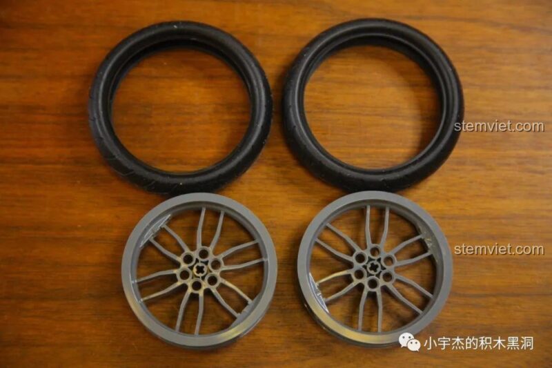 Bộ lốp và vành xe của mô hình xe máy Cafe Racer 50025, chi tiết quan trọng tạo nên vẻ ngoài hầm hố.