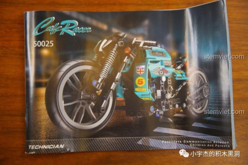 Sách hướng dẫn lắp ráp của bộ xếp hình Lucky Star 50025, bìa in hình mô hình Cafe Racer hoàn chỉnh.