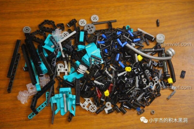 Toàn bộ 431 chi tiết của bộ lắp ráp Lucky Star 50025 được đổ ra để chuẩn bị lắp ráp.