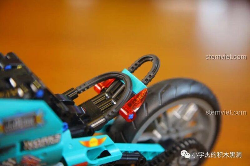 Phần đuôi xe và yên xe solo đặc trưng của phong cách Cafe Racer trên mô hình 50025.