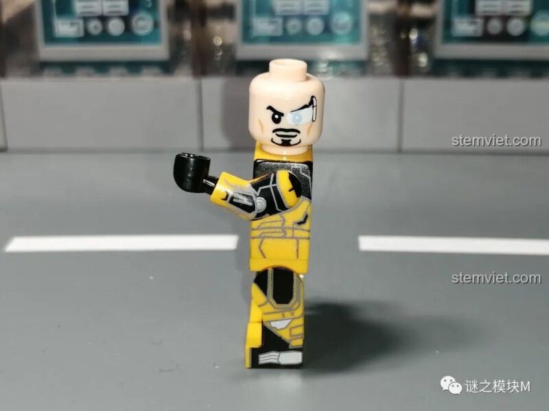 Minifigure Iron Man MK28 nhìn nghiêng, chi tiết in cánh tay của bộ đồ chơi lắp ráp LW Building Blocks 2038