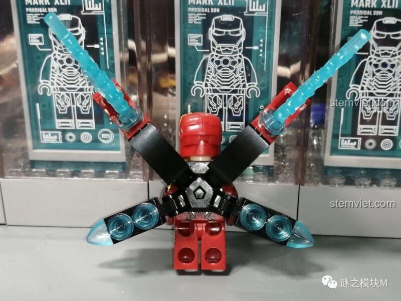 Mặt sau minifigure Iron Man MK85 với phụ kiện cánh, thể hiện chi tiết in của bộ đồ chơi LW Building Blocks 2038