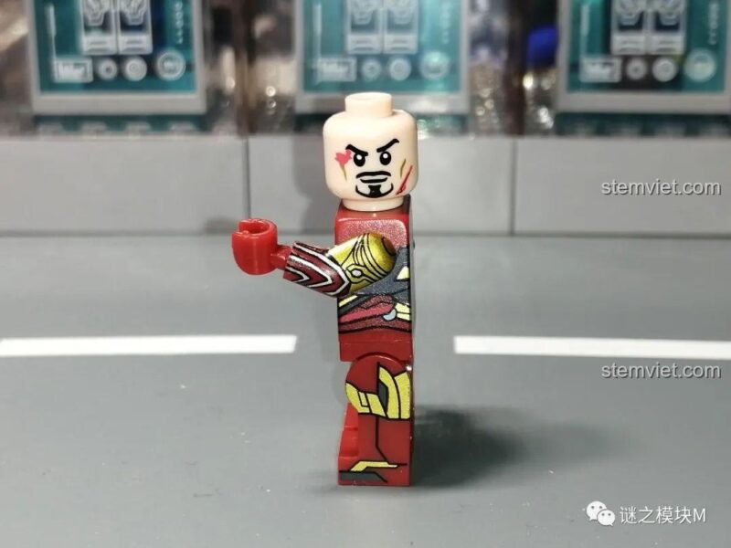 Minifigure Iron Man MK85 nhìn nghiêng, thể hiện chi tiết in cánh tay của bộ đồ chơi lắp ráp LW Building Blocks 2038