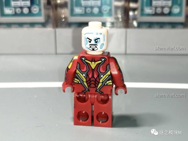 Mặt sau minifigure Iron Man MK85, chi tiết in lưng của bộ đồ chơi mô hình LW Building Blocks 2038 Xe Tải Iron Man Di Động