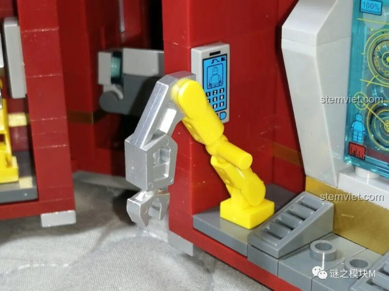 Cận cảnh cánh tay robot thứ hai bên trong phòng thí nghiệm di động của bộ đồ chơi lắp ráp LW Building Blocks 2038 Xe Tải Iron Man Di Động