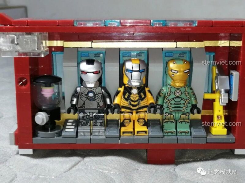 Ba minifigure Iron Man được trưng bày bên trong phòng thí nghiệm di động của bộ đồ chơi LW Building Blocks 2038 Xe Tải Iron Man Di Động
