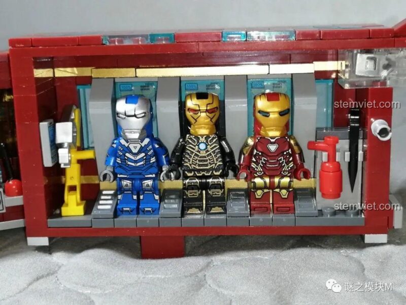 Ba minifigure Iron Man khác được trưng bày bên trong phòng thí nghiệm di động của bộ đồ chơi lắp ráp LW Building Blocks 2038 Xe Tải Iron Man Di Động