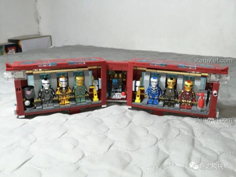 Tất cả 6 minifigure Iron Man được trưng bày bên trong phòng thí nghiệm di động đã mở rộng của bộ đồ chơi mô hình LW Building Blocks 2038 Xe Tải Iron Man Di Động