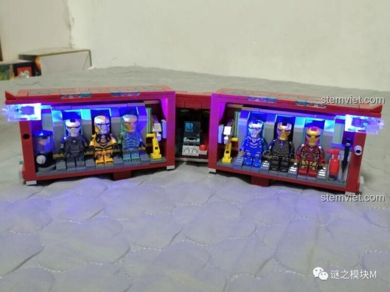 Xe tải Iron Man Di Động LW Building Blocks 2038 với đèn LED sáng rực, trưng bày 6 minifigure Iron Man bên trong phòng thí nghiệm di động
