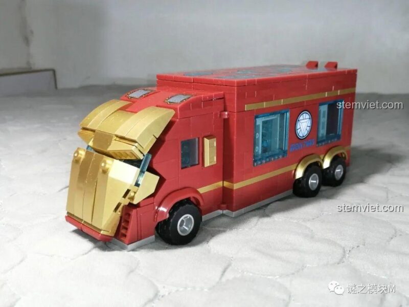 Mô hình xe tải Iron Man Di Động LW Building Blocks 2038 đã lắp ráp hoàn chỉnh, trạng thái đóng