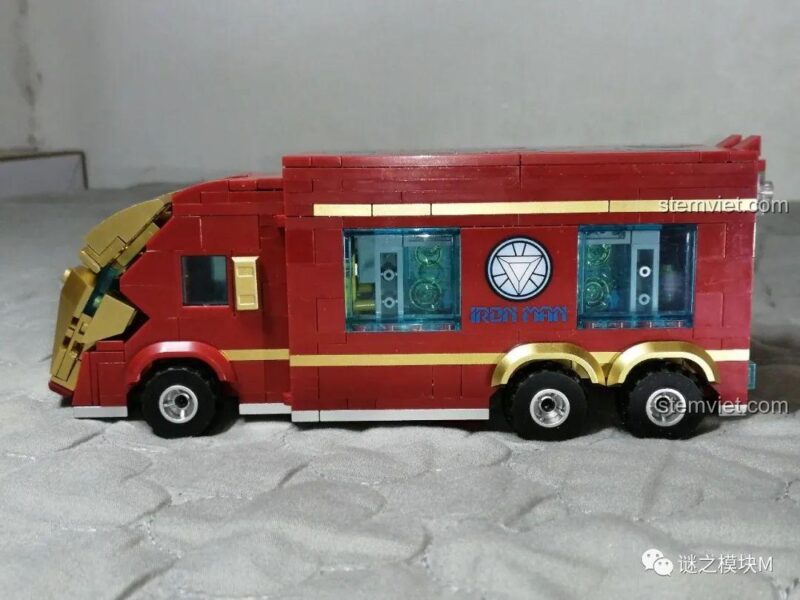 Mặt bên xe tải Iron Man Di Động LW Building Blocks 2038, trạng thái đóng, với logo Iron Man