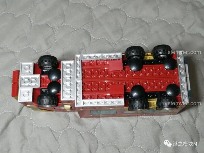 Mặt dưới xe tải Iron Man Di Động LW Building Blocks 2038, thể hiện cấu trúc bánh xe và khung gầm