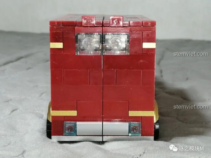 Mặt sau xe tải Iron Man Di Động LW Building Blocks 2038, trạng thái đóng, với đèn LED