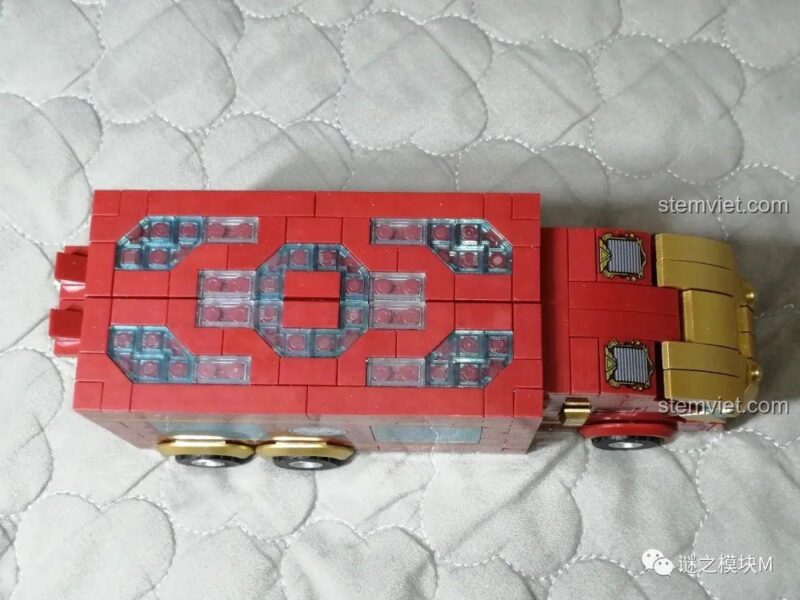 Mặt trên xe tải Iron Man Di Động LW Building Blocks 2038, trạng thái đóng, với các chi tiết trong suốt