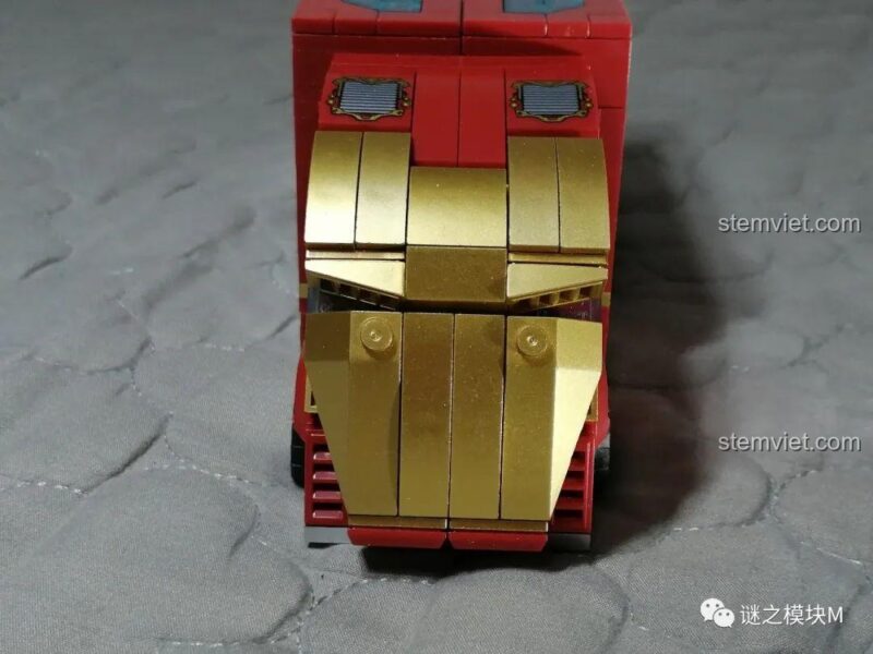 Mặt trước xe tải Iron Man Di Động LW Building Blocks 2038, thiết kế mặt nạ Iron Man độc đáo