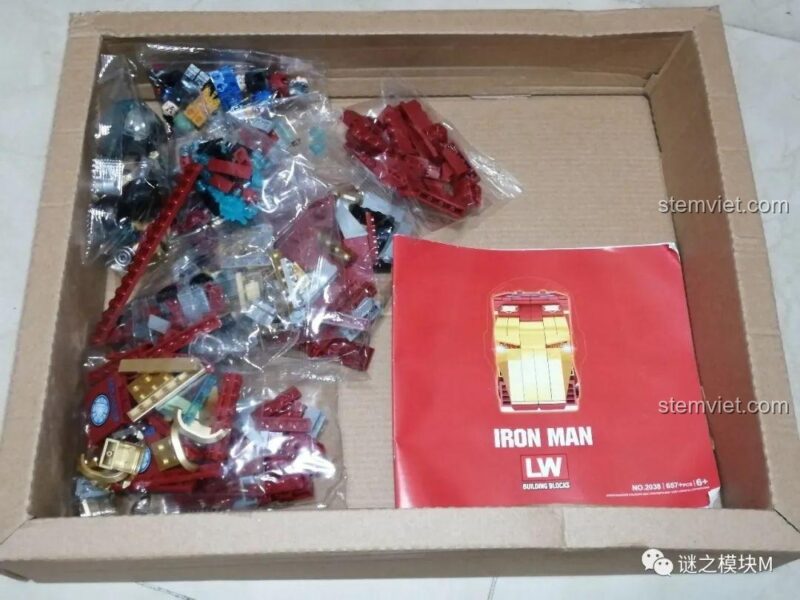 Bên trong hộp bộ lắp ghép LW Building Blocks 2038 Xe Tải Iron Man Di Động, bao gồm các túi mảnh ghép và sách hướng dẫn